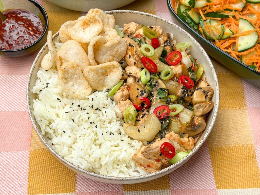 Chinese kip met paksoi in zoet pittige saus met rijst geserveerd