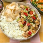 Chinese kip met paksoi in zoet pittige saus met rijst geserveerd