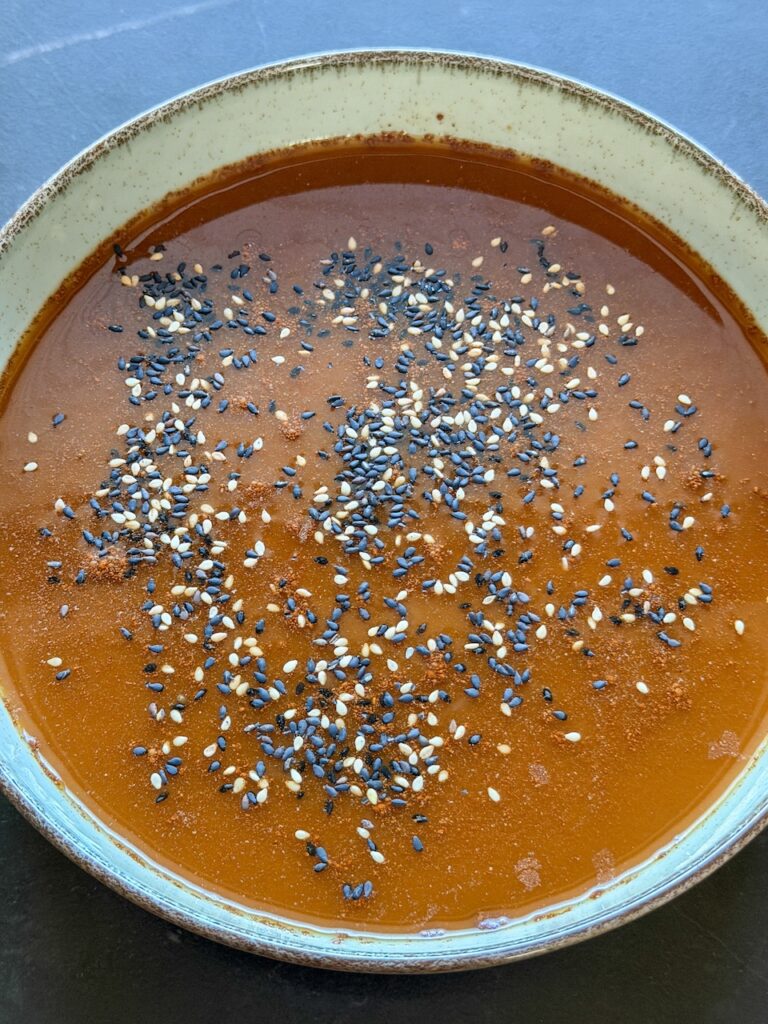 Zoet pittige saus maken sojasaus, sweet chilisaus, kaneel en sesamzaad voor Chinese kip
