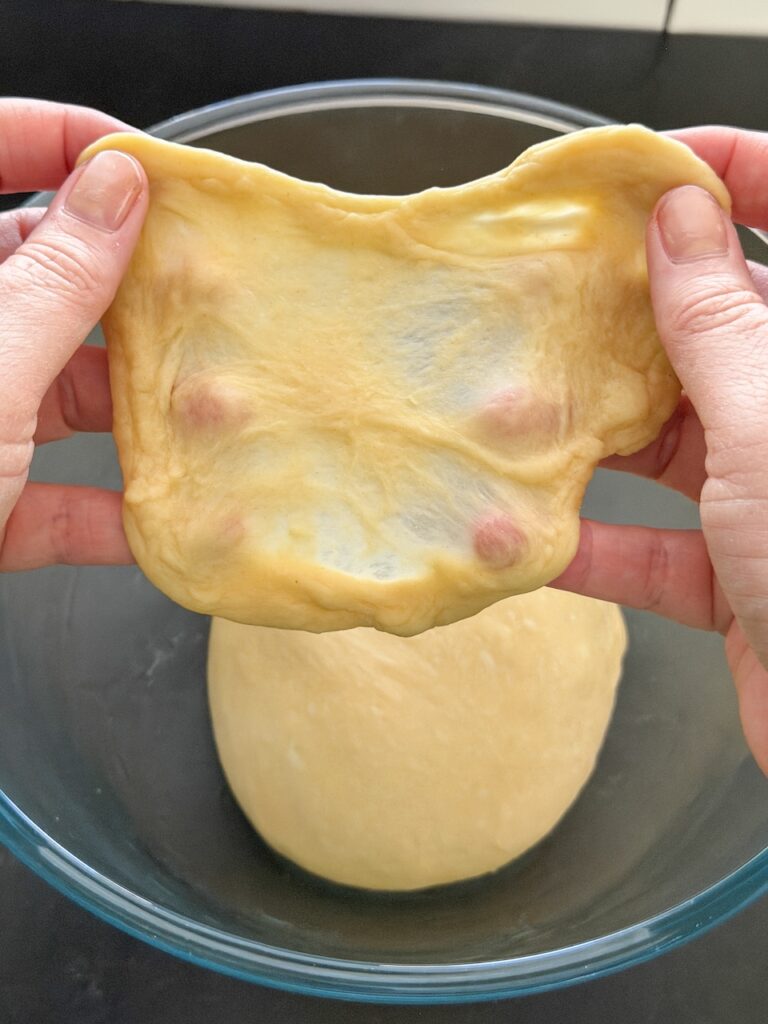deeg tot een vliesje uittrekken zodat je weet wanneer het deeg goed gerezen is