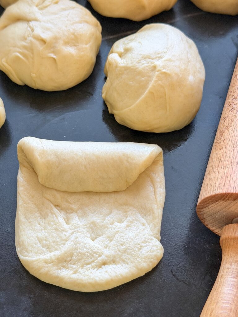 rol het deeg uit tot een langwerpig broodje en rol daarna het deeg op voor zachte luchtige broodjes