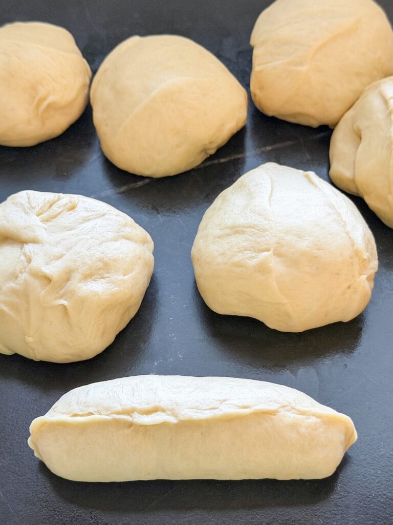 vorm het deeg tot hotdog broodje en knijp de naad en de zijkanten goed dicht