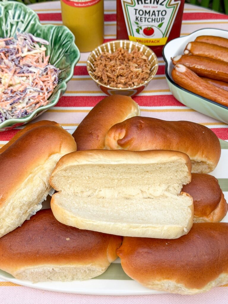 Zachte hotdog broodjes zelf maken met een luchtige binnenkant