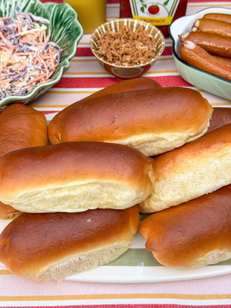 zelfgemaakte zachte hotdog broodjes met een luchtige binnenkant en een zachte korst