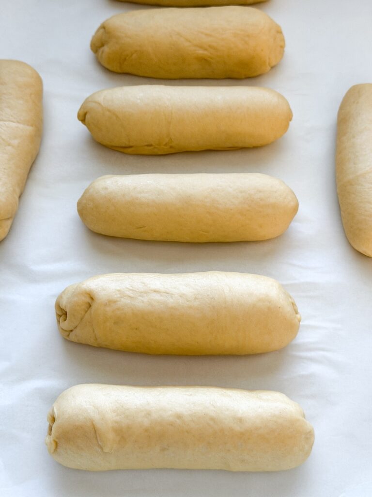 hotdog broodjes na de tweede rijs, klaar om de oven in te gaan