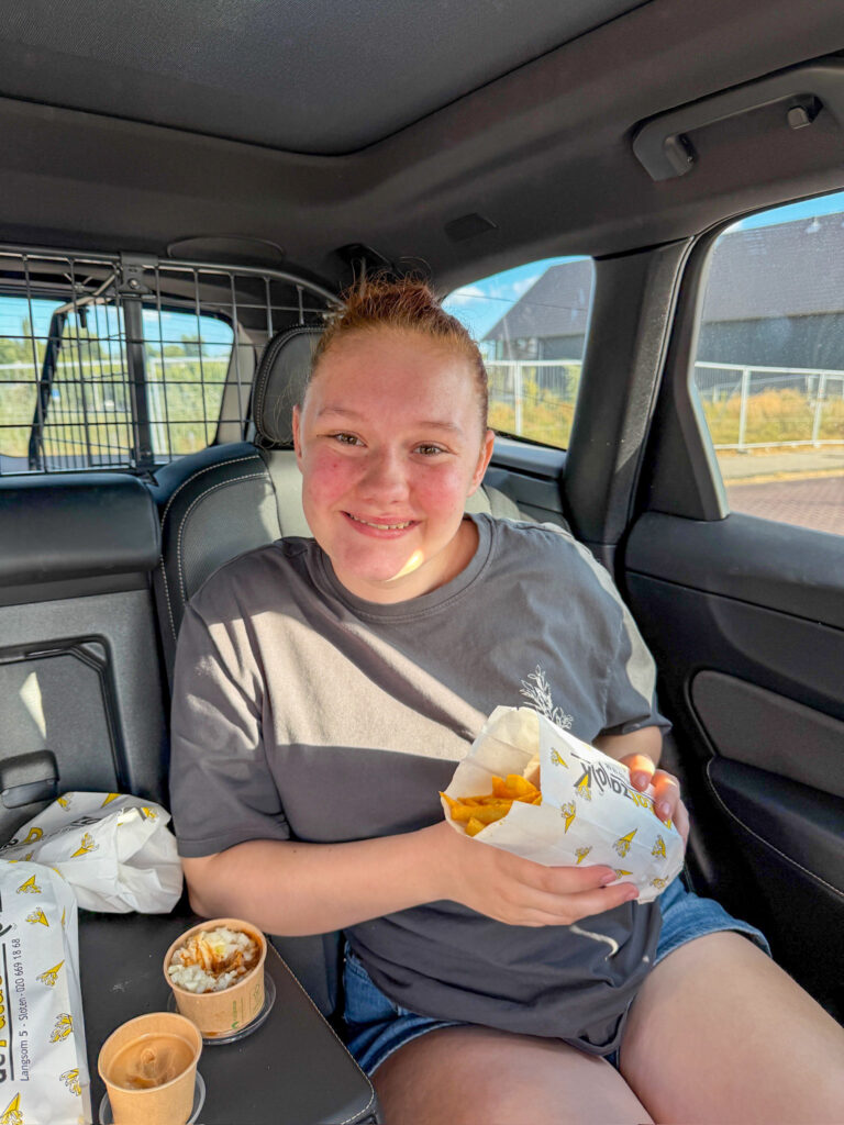 Amaranthe eet patatje in de auto