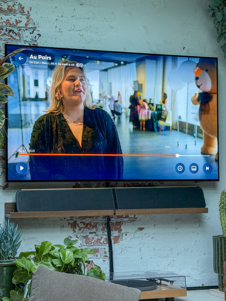 Au pairs serie op de tv kijken