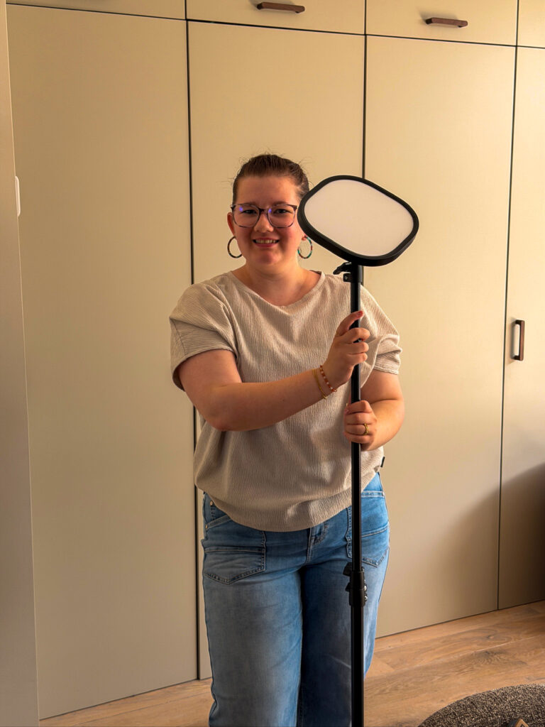 Beaudine zet lamp statief in elkaar