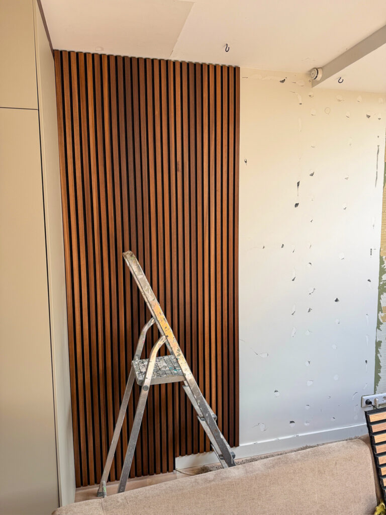 Wandpanelen van hout op de muur