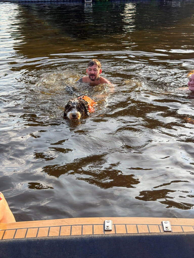 Legend is aan het zwemmen