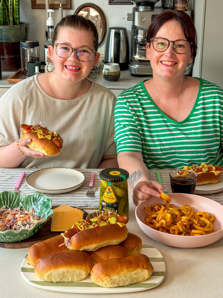 Beaudine en Marie louise eten hotdogs