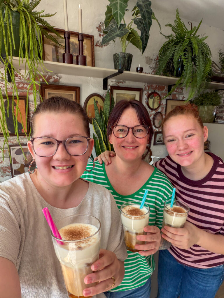 Beaudine, Amaranthte en Marie Louise houden ijskoffie vast