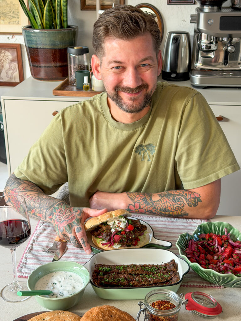 Jan Willem eet Turkse sumak salade aan eettafel eten met kebab en frietjes