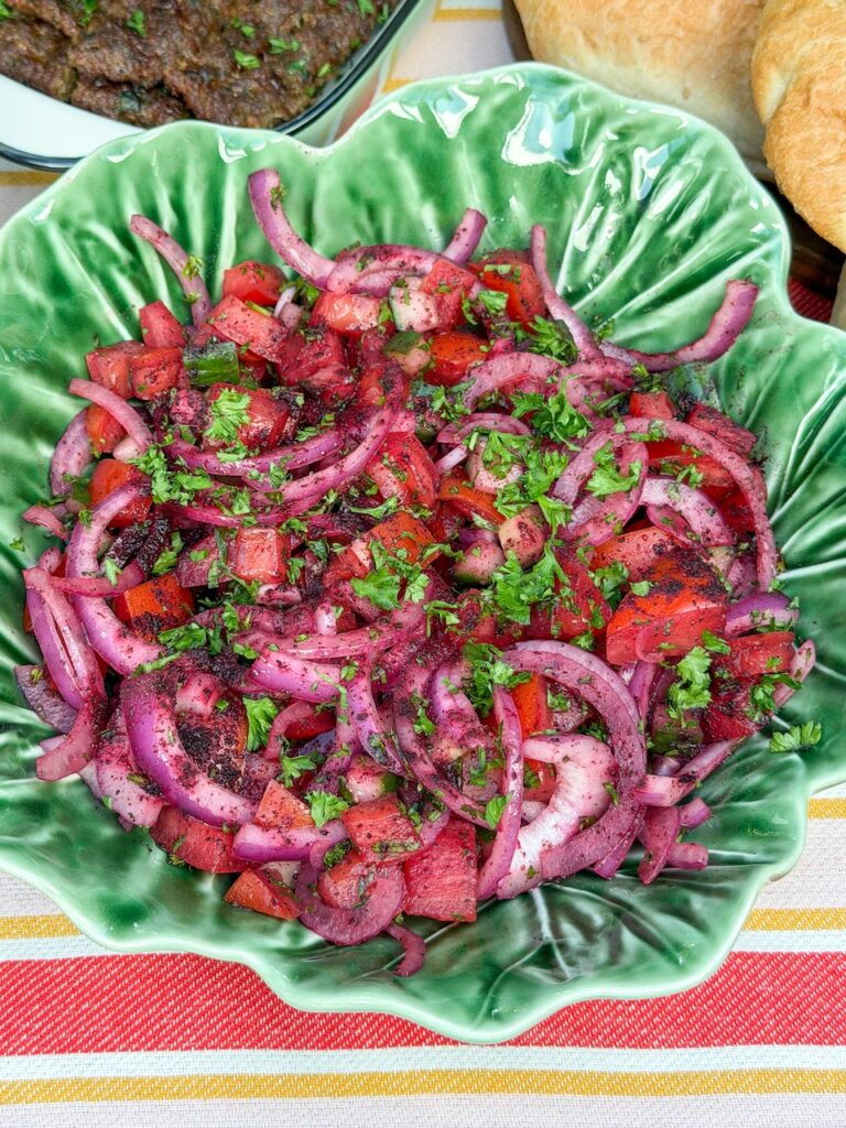 Turkse sumak salade met rode ui, tomaat, komkommer en peterselie