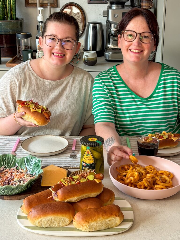 zelfgemaakte hotdogbroodjes aan tafel eten, recept uit weekmenu 34 van familie over de kook