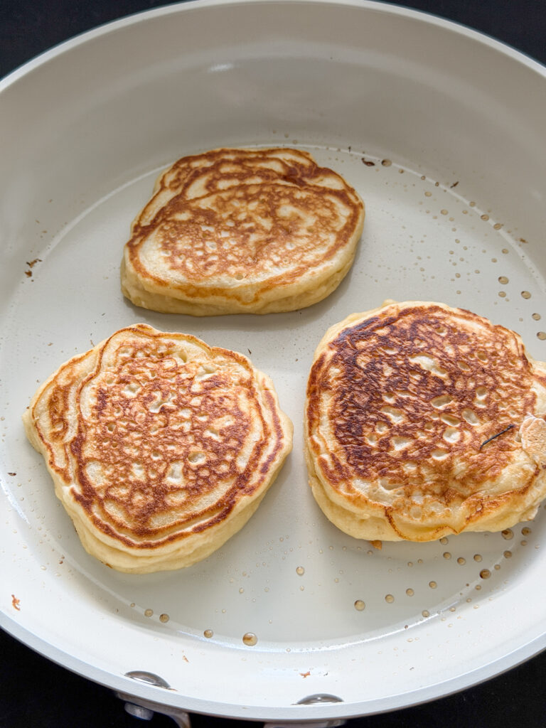 American pancakes bakken in een koekenpan