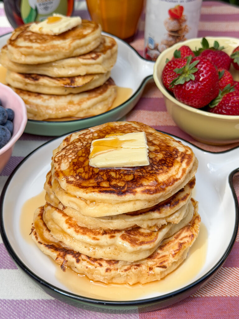 American pancakes met roomboter en maple syrup