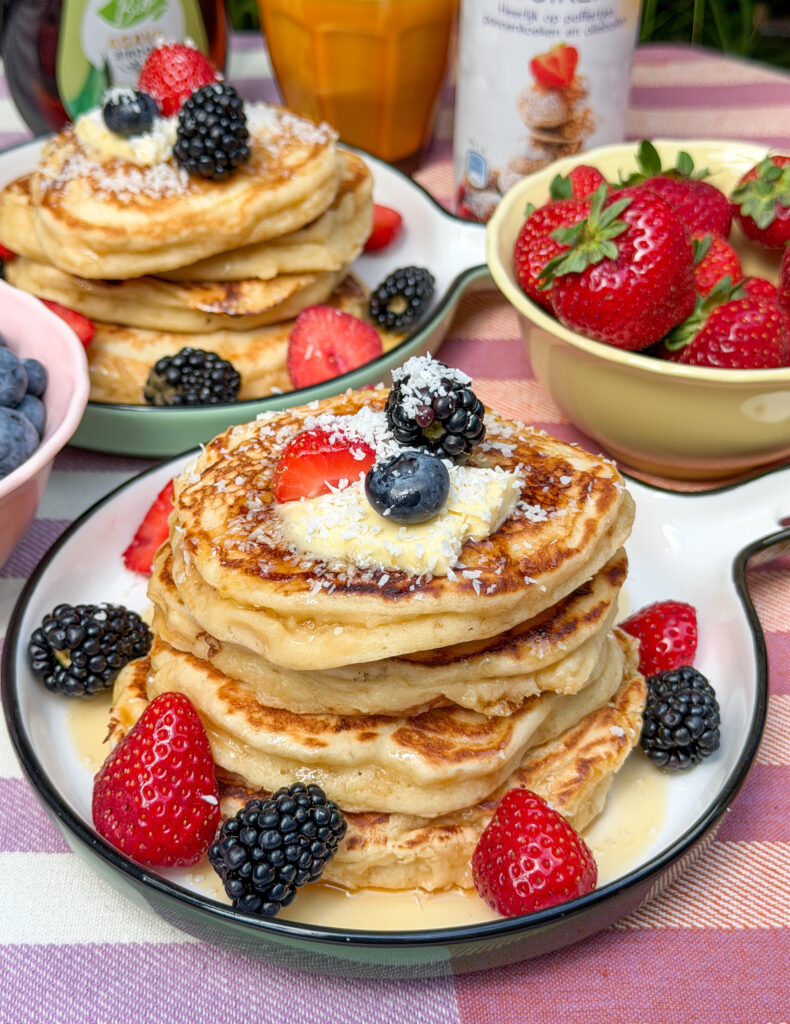 American pancakes met vers fruit en maple syrup