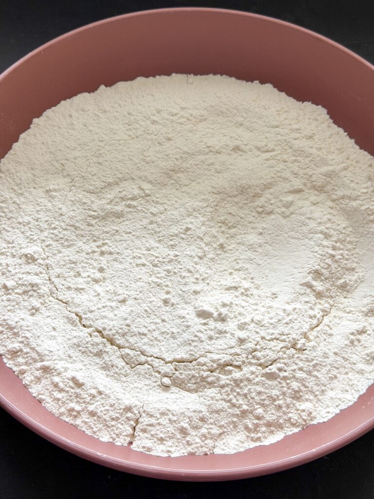 Droge ingrediënten voor American pancakes in een kom