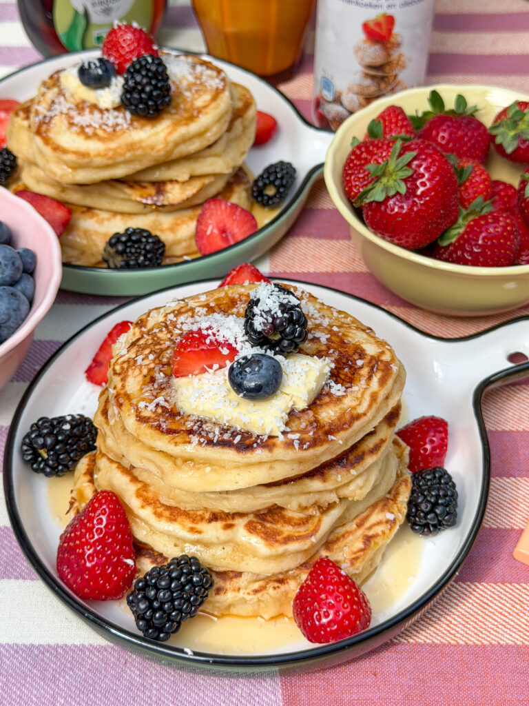 American pancakes met aardbeien, bramen, blauwe bessen en kokosrasp