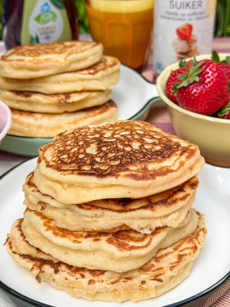 Luchtige American pancakes op een bord