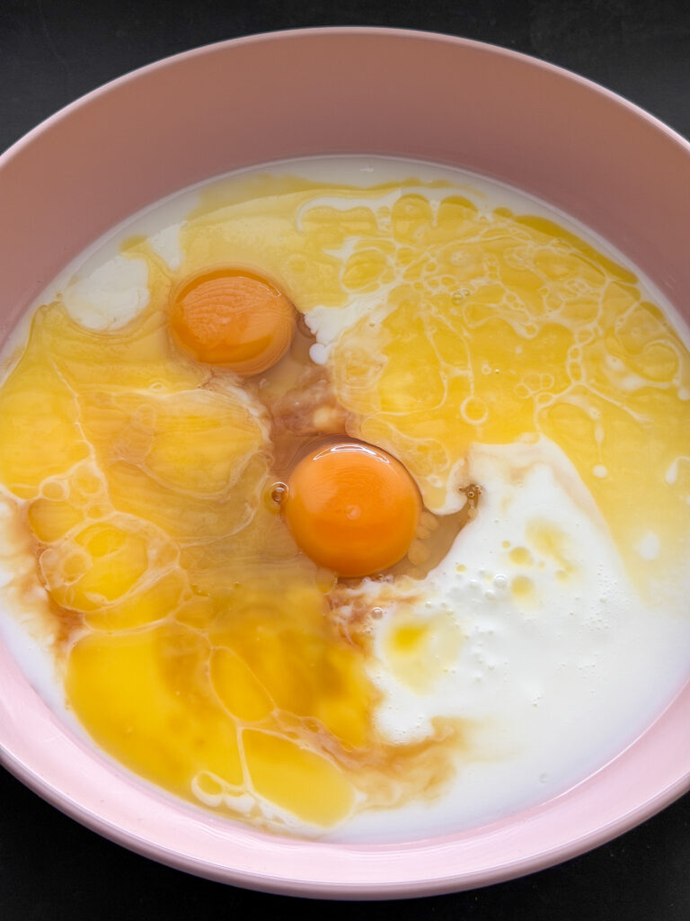 Eieren, karnemelk, boter en vanille aroma mengen