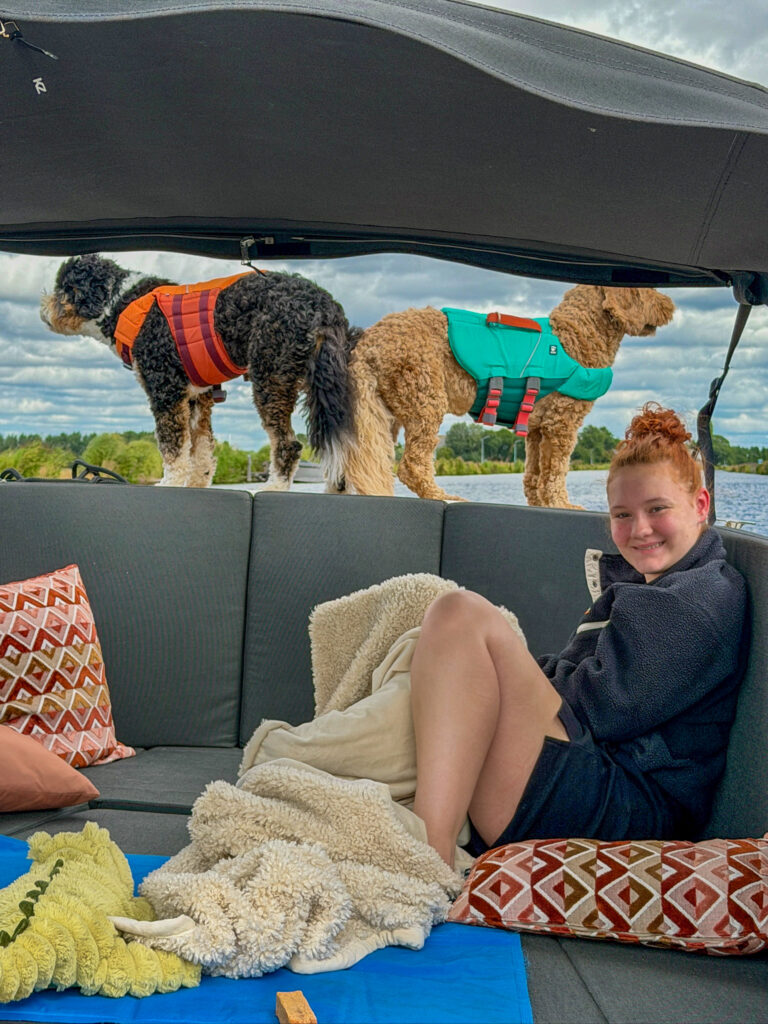Amaranthe zit op de boot met de honden