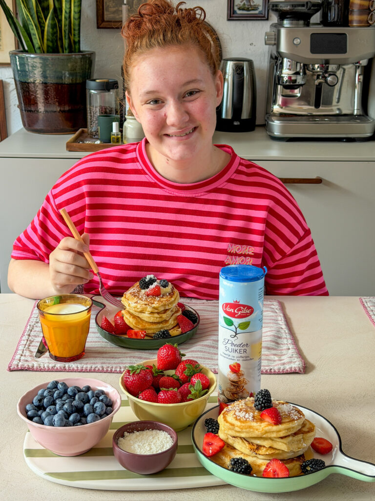 Amaranthe eet pancakes aan de eettafel