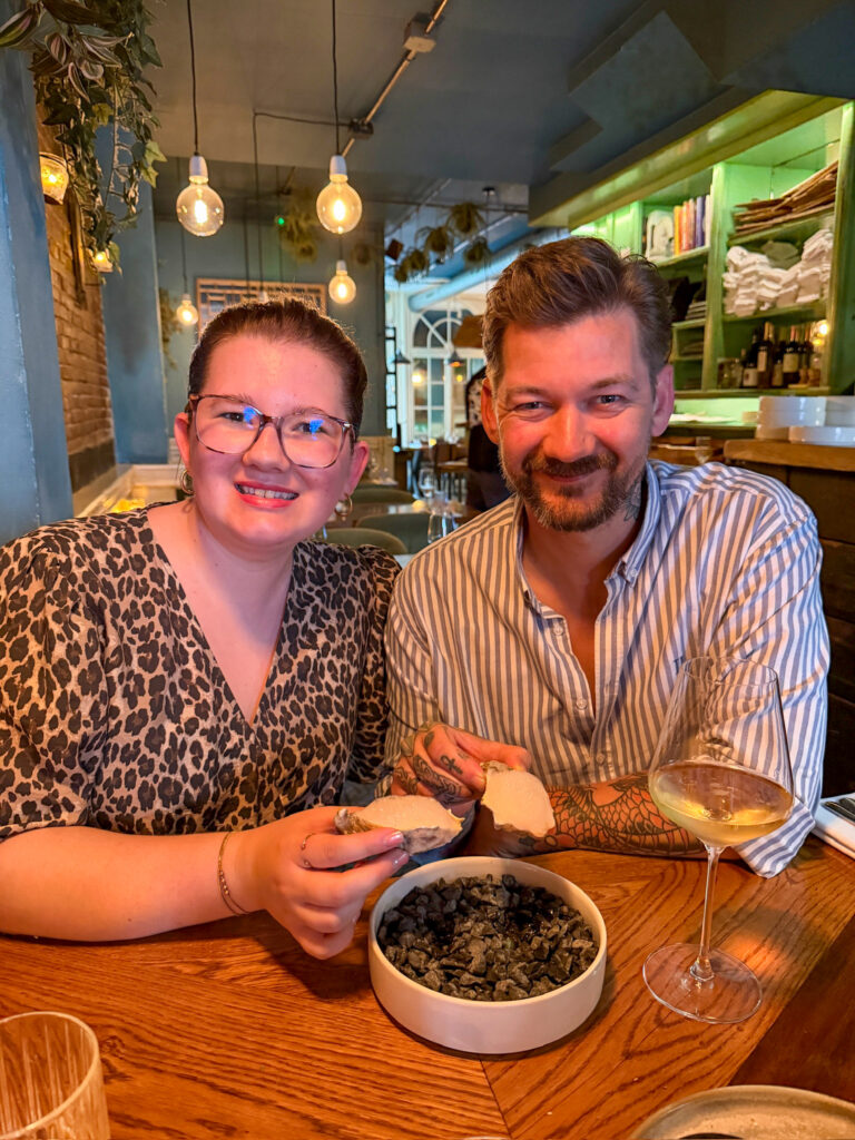 Beaudine en Jan Willem eten oesters in restaurant