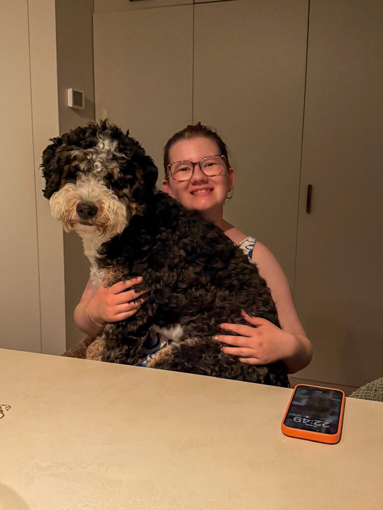 Beaudine knuffelt met legend op de eetkamerstoel