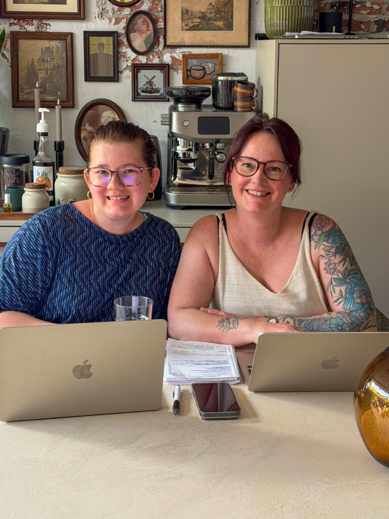 Merie Louise en Beaudine werken achter de laptops