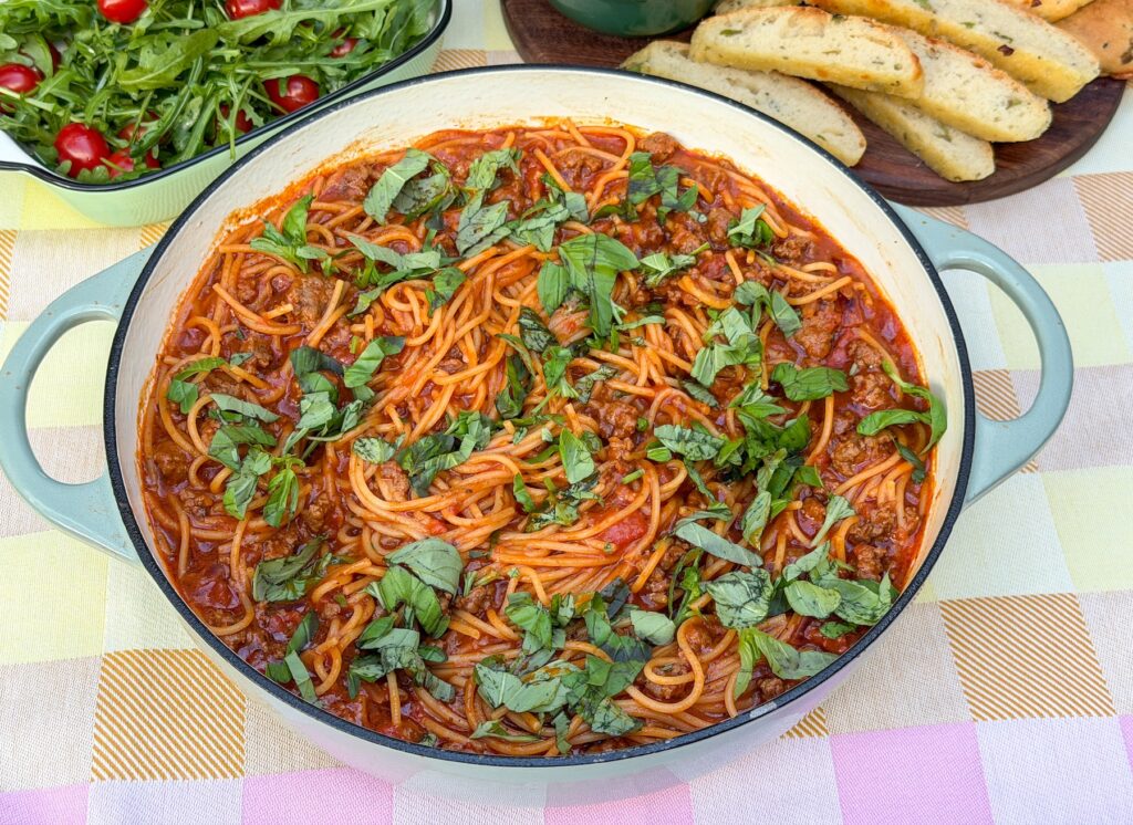 eenpanspasta met gehakt en tomatensaus, een makkelijke avondmaaltijd voor drukke doordeweekse dagen.