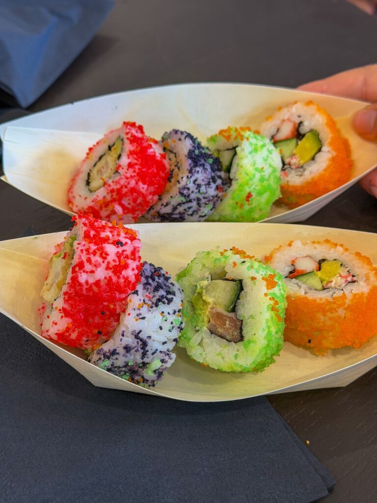 twee sushi bakjes