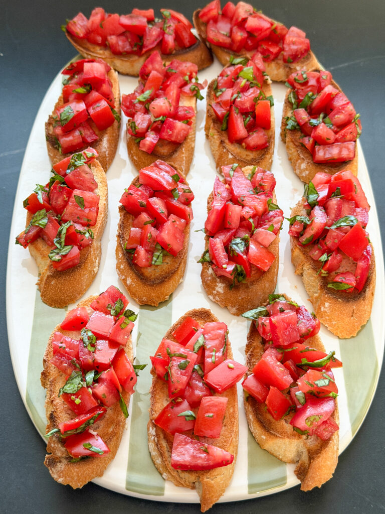 geroosterd plakjes stokbrood belegd met een vers tomatenmengsel