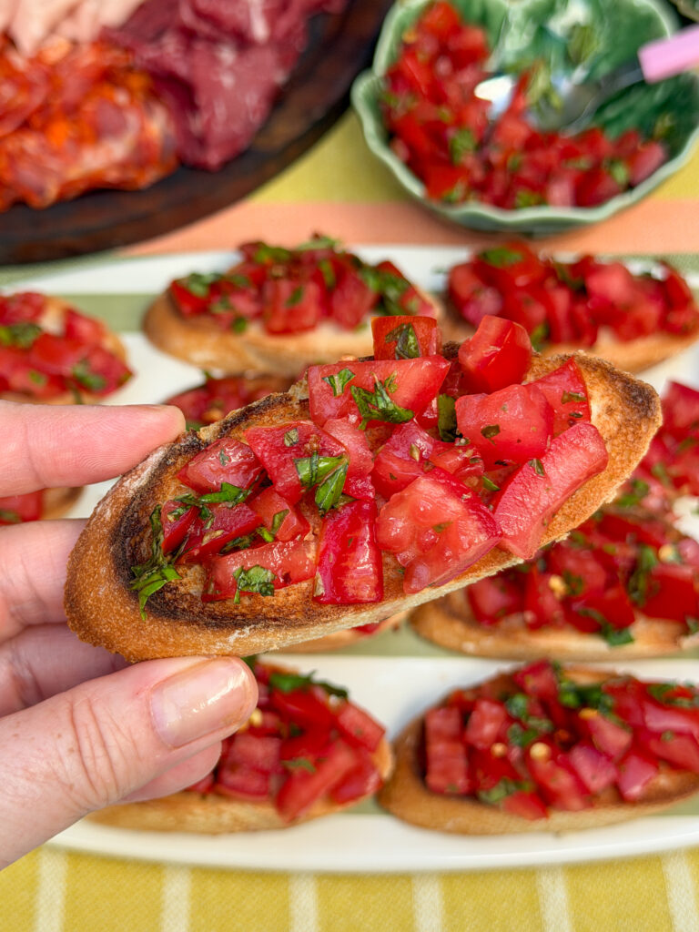 close-up van een zelfgemaakte bruschetta met tomaat en basilicum