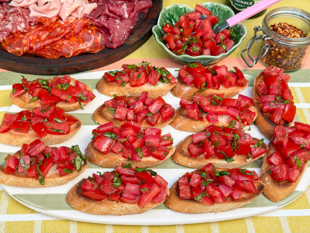 klassieke bruschetta met tomaat en basilicum, geserveerd met Italiaans beleg