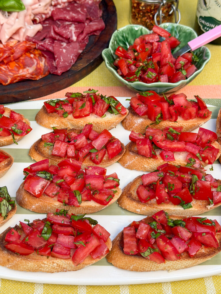 klassieke bruschetta met tomaat en basilicum op een serveerschaal