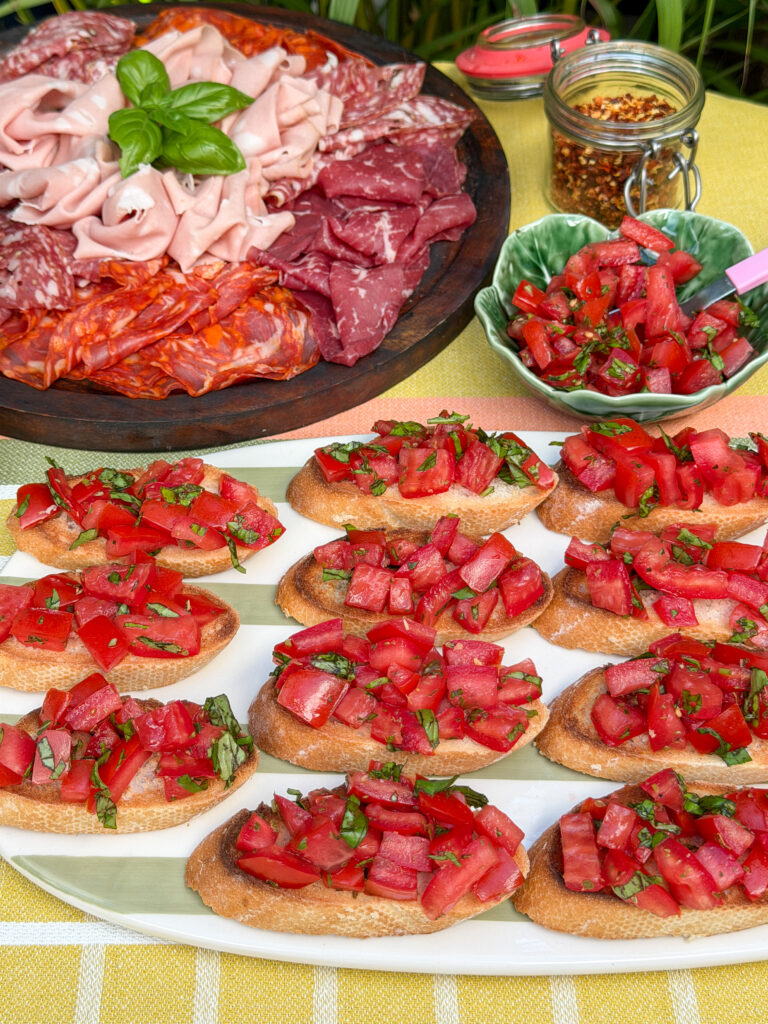 Bruschetta met tomaat geserveerd met Italiaans beleg