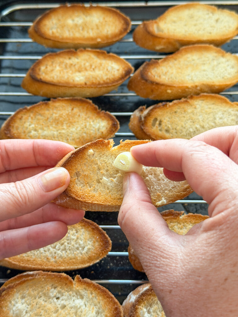 Geroosterd stokbrood wordt ingewreven met een teentje knoflook