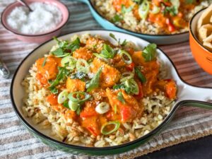 kip in kruidige kokossaus met rijst, recept uit weekmenu 36 van Familie over de Kook