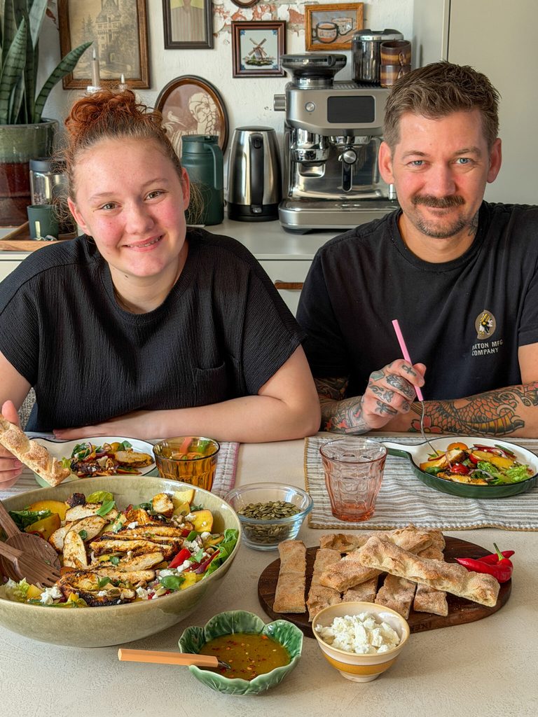 salade met perzik en kruidige kip, recept uit weekmenu 36 van Familie over de Kook