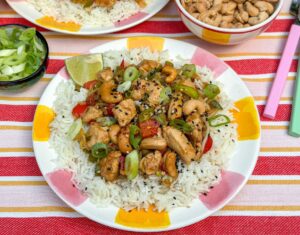 Kip Siam zelf maken zonder pakje met kip, cashewnoten, wokgroenten en rijst