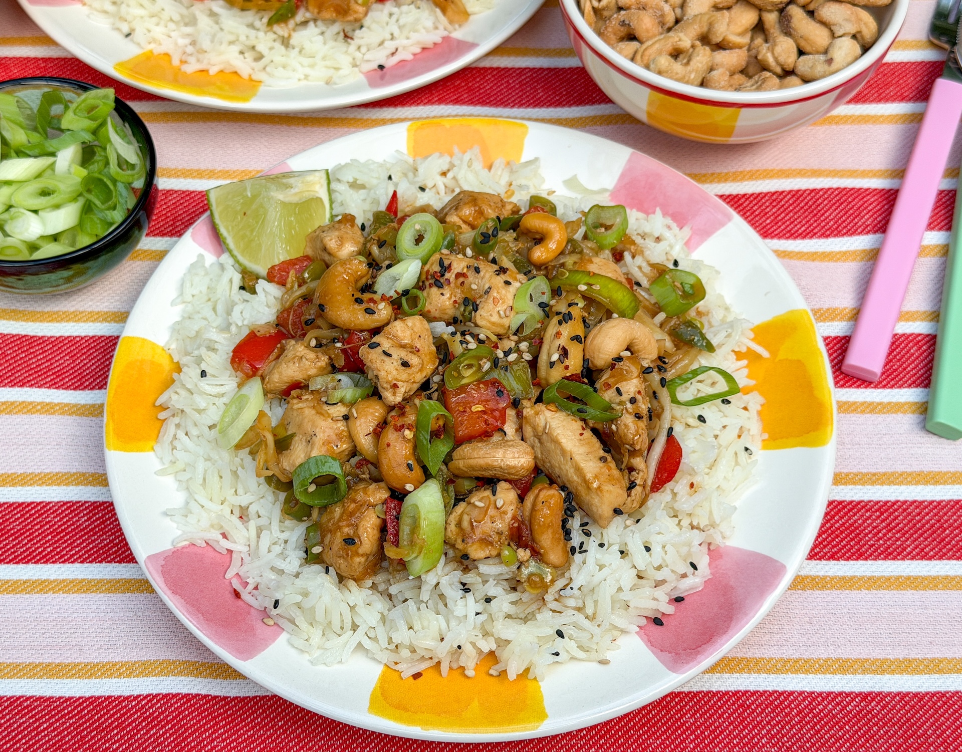 Kip Siam zelf maken zonder pakje met kip, cashewnoten, wokgroenten en rijst