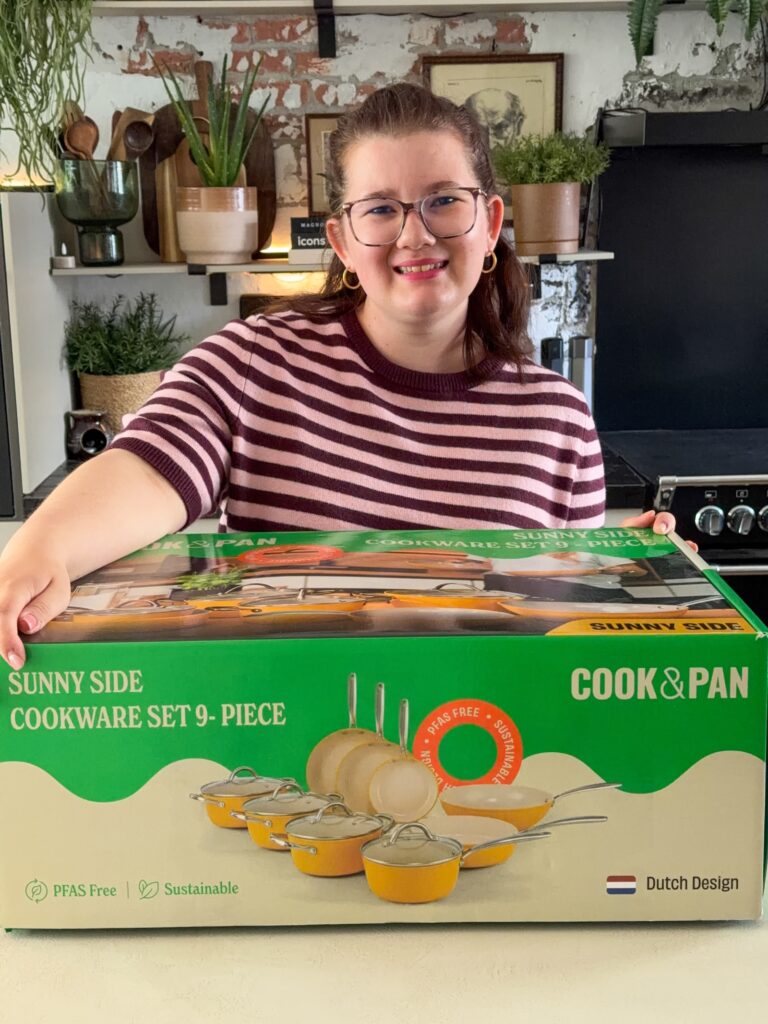 Beaudine houdt doos van de pannenset vast