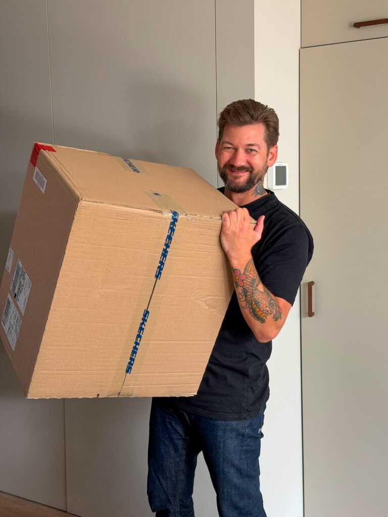 Jan Willem neemt pakket aan
