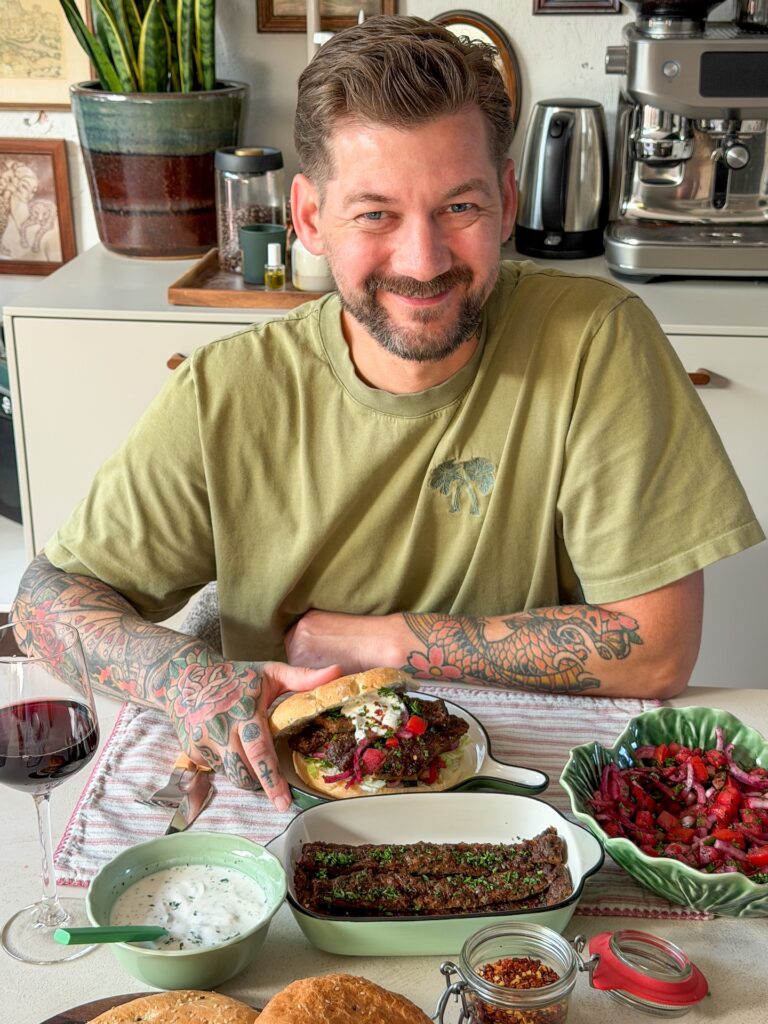 Jan Willem met een zelfgemaakt broodje kebab uit de oven aan eettafel