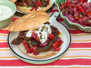 zelfgemaakte kebab uit de oven geserveerd op een Turks broodje met knoflooksaus en Turkse sumak salade