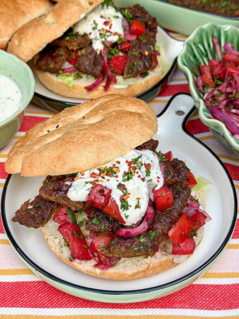 broodje kebab uit de oven met knoflookyoghurtsaus en turkse sumak salade met rode ui