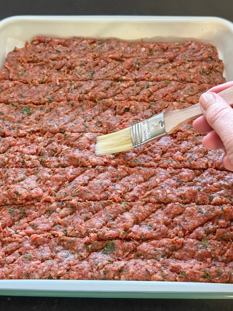 gehakt voor kebab uit de oven ingesneden en bestrijkt met olijfolie