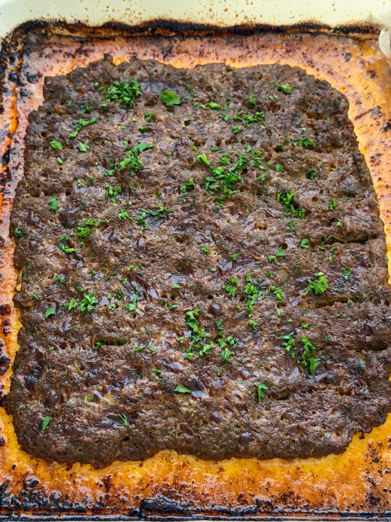 kebab uit de oven met krokante randjes direct na het bakken